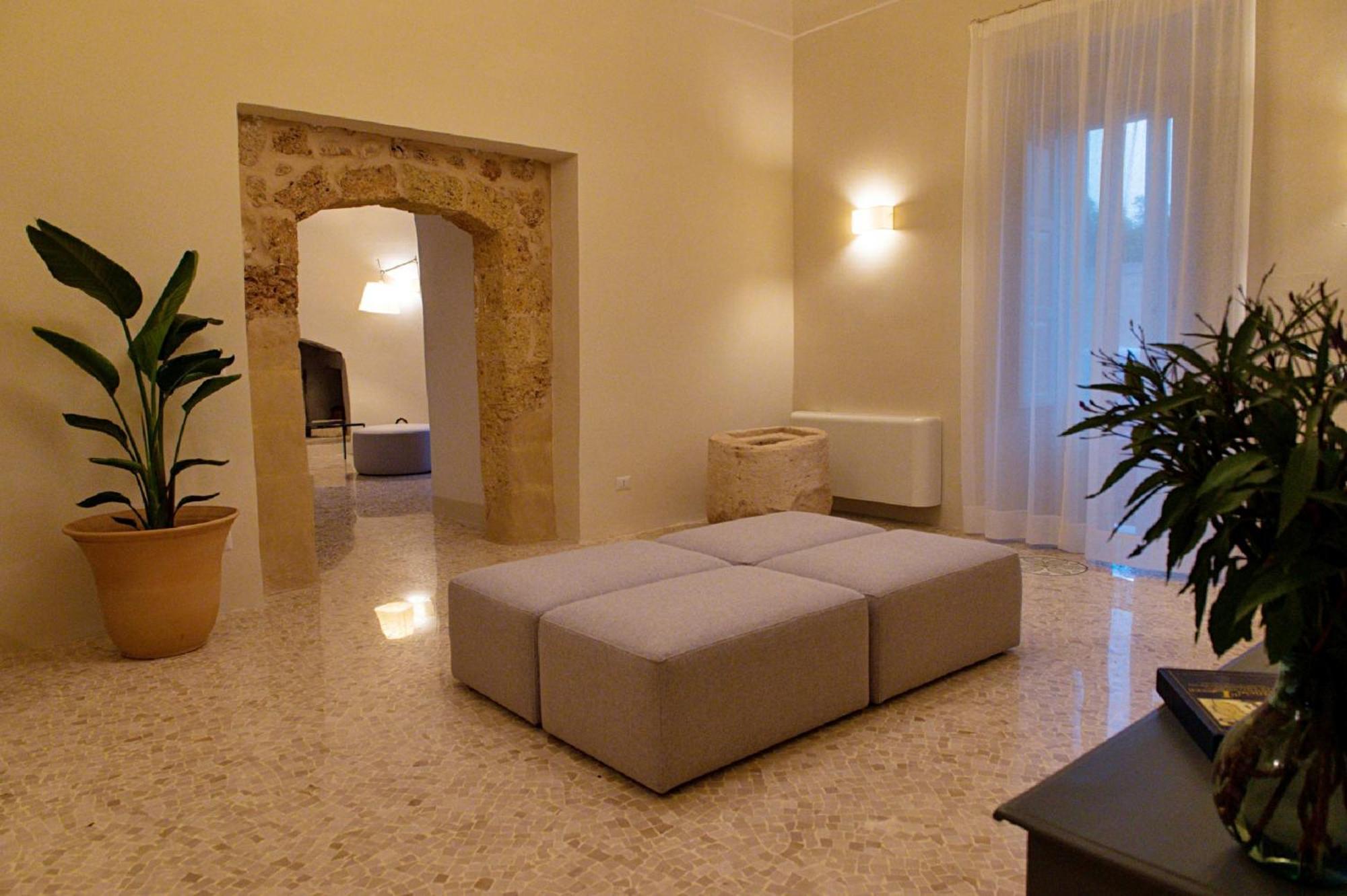 Palazzo Pati Hotel Tiggiano Buitenkant foto